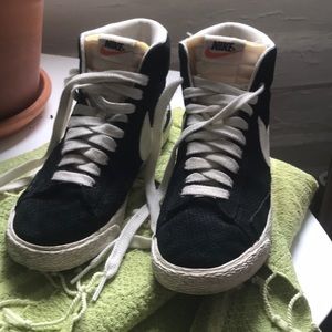 Black and white Nike blazer high tops! Teal sole